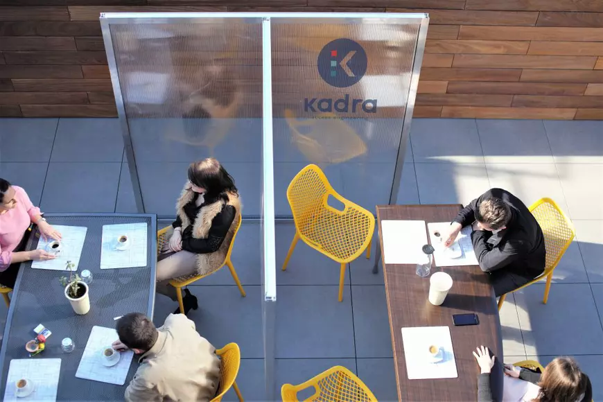 Împreună, dar separați cu panouri după starea de urgență. Cum arată ieșirea la terasă pe timp de pandemie