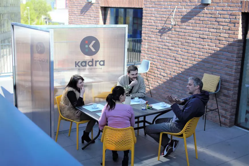 Împreună, dar separați cu panouri după starea de urgență. Cum arată ieșirea la terasă pe timp de pandemie