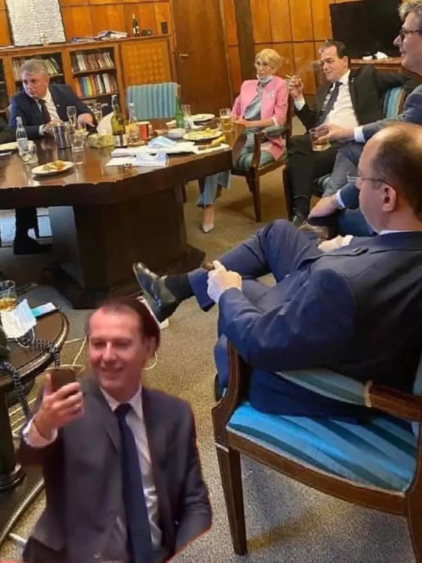 FOTO | Imaginea cu membrii Guvernului petrecând în biroul premierului Orban a devenit virală. Cele mai reuşite glume care circulă pe internet