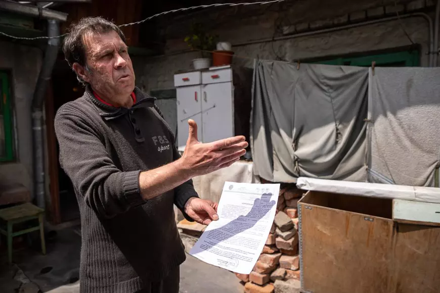 Cea mai mare spaimă a unei familii sărace, în pandemie: a fost somată de Poliţia Locală că va primi amendă pentru că nu a reparat faţada casei