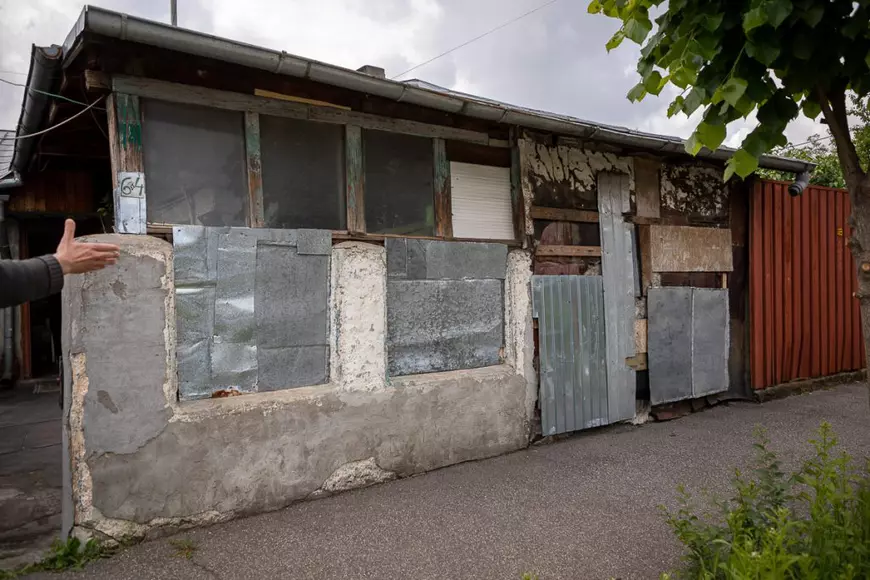 Cea mai mare spaimă a unei familii sărace, în pandemie: a fost somată de Poliţia Locală că va primi amendă pentru că nu a reparat faţada casei