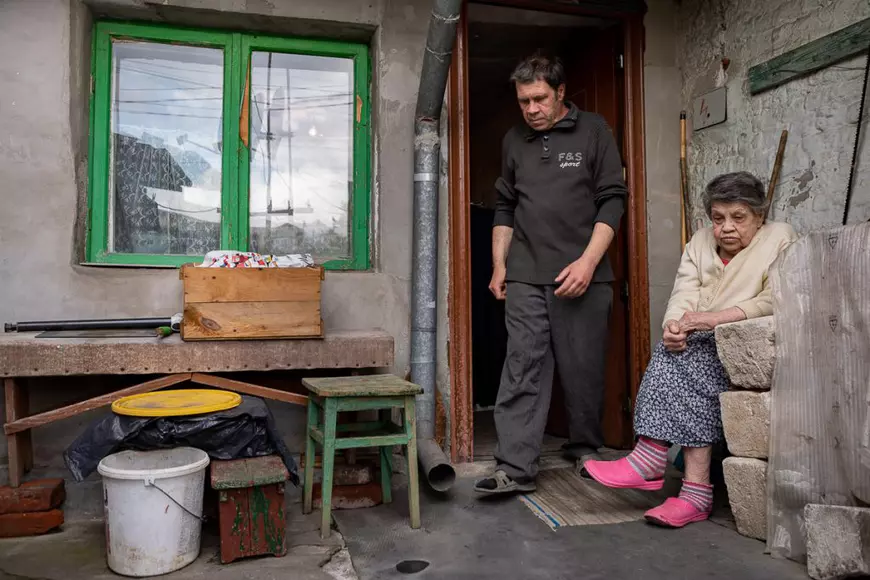 Cea mai mare spaimă a unei familii sărace, în pandemie: a fost somată de Poliţia Locală că va primi amendă pentru că nu a reparat faţada casei