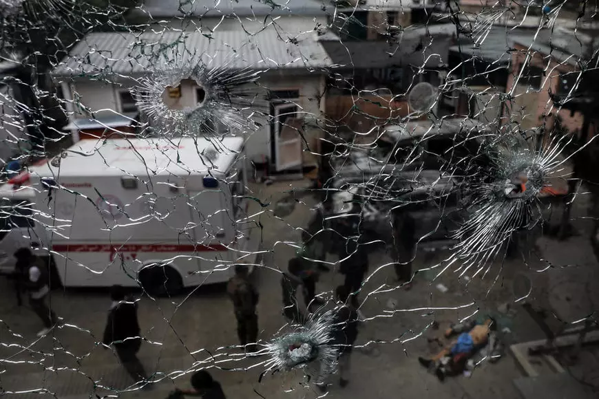 O femeie alăptează bebelușii mamelor ucise într-un atac terorist care a vizat o maternitate din Kabul
