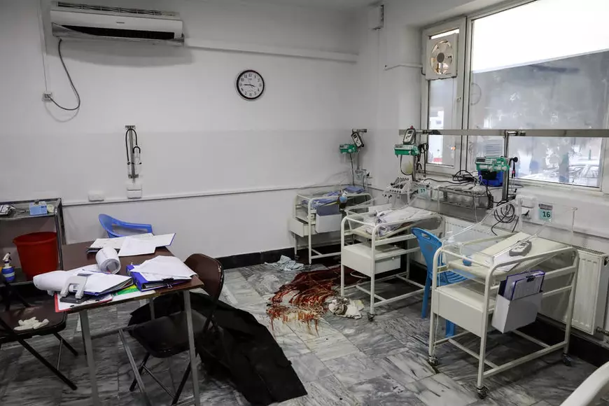 O femeie alăptează bebelușii mamelor ucise într-un atac terorist care a vizat o maternitate din Kabul