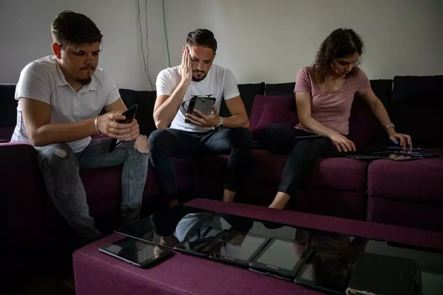 Un fost corporatist și o asociație fac școala online accesibilă pentru elevii din Rudeni, Chitila. Primele tablete au ajuns la copii: “De ce plângeţi, domnu’ învăţător?”