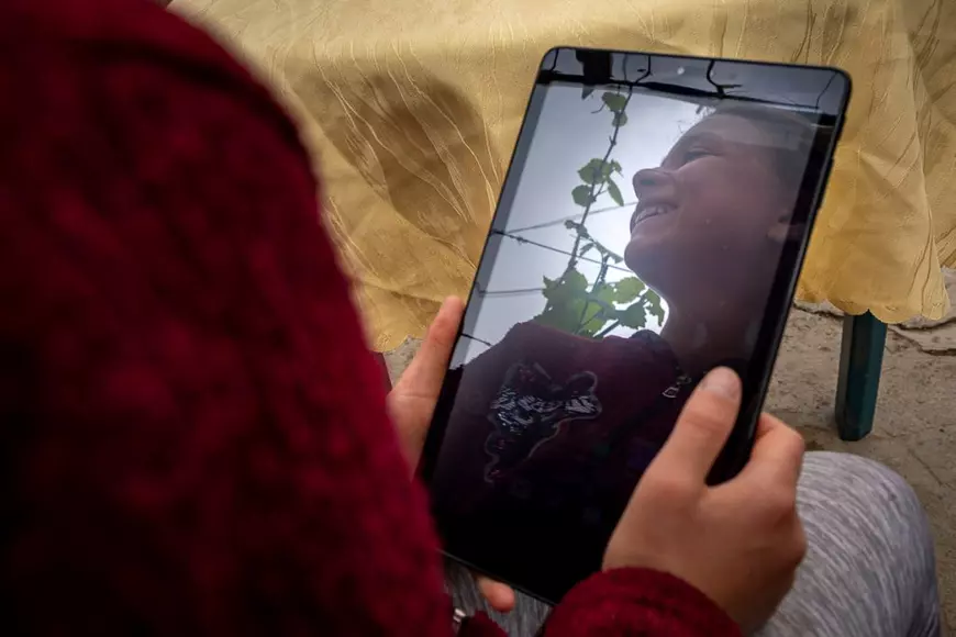 Un fost corporatist și o asociație fac școala online accesibilă pentru elevii din Rudeni, Chitila. Primele tablete au ajuns la copii: “De ce plângeţi, domnu’ învăţător?”