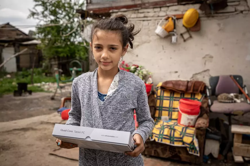 Un fost corporatist și o asociație fac școala online accesibilă pentru elevii din Rudeni, Chitila. Primele tablete au ajuns la copii: “De ce plângeţi, domnu’ învăţător?”