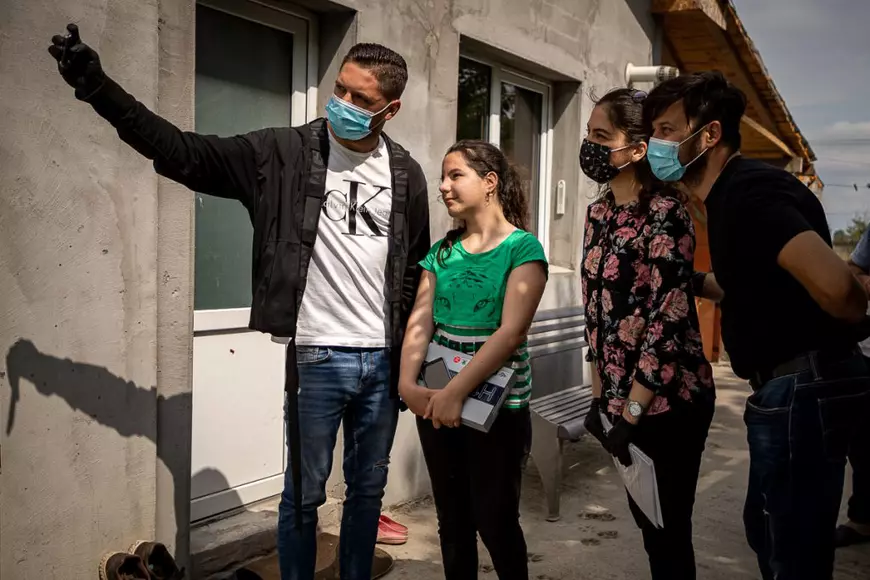 Un fost corporatist și o asociație fac școala online accesibilă pentru elevii din Rudeni, Chitila. Primele tablete au ajuns la copii: “De ce plângeţi, domnu’ învăţător?”