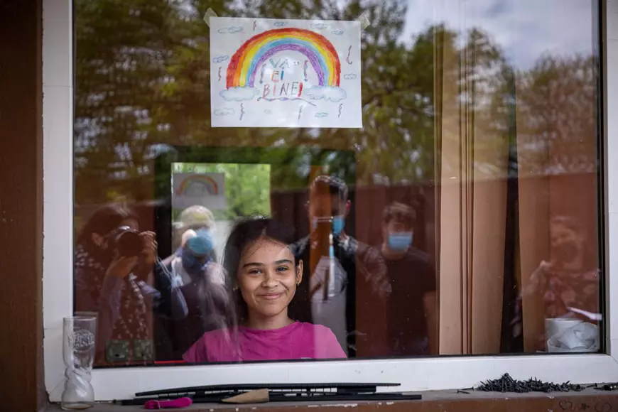 Un fost corporatist și o asociație fac școala online accesibilă pentru elevii din Rudeni, Chitila. Primele tablete au ajuns la copii: “De ce plângeţi, domnu’ învăţător?”