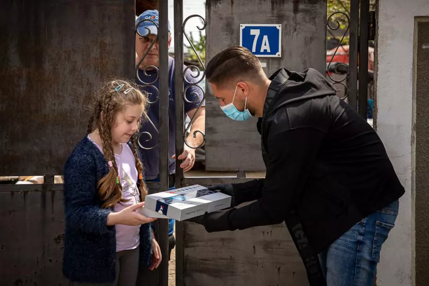 Un fost corporatist și o asociație fac școala online accesibilă pentru elevii din Rudeni, Chitila. Primele tablete au ajuns la copii: “De ce plângeţi, domnu’ învăţător?”