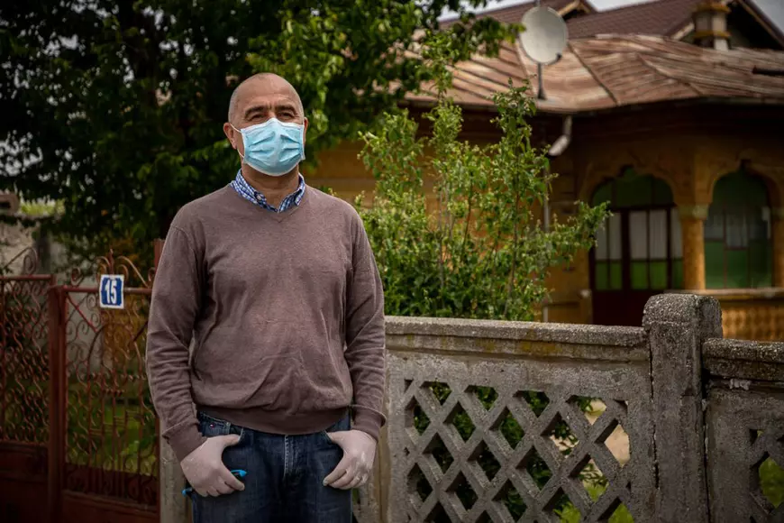 Un fost corporatist și o asociație fac școala online accesibilă pentru elevii din Rudeni, Chitila. Primele tablete au ajuns la copii: “De ce plângeţi, domnu’ învăţător?”