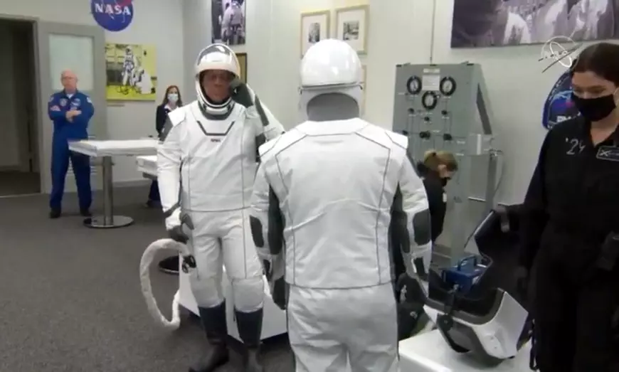 Primul zbor cu astronauți la bord al SpaceX a fost amânat pentru sâmbătă, din cauza vremii