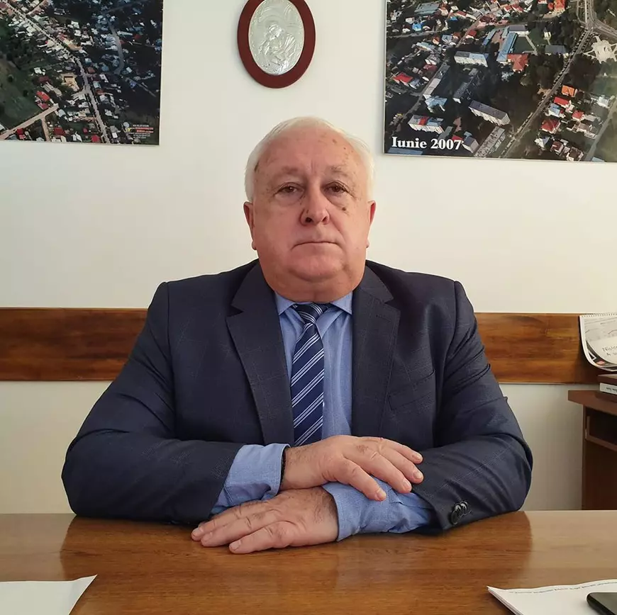 Nouă bătrâni infectați cu COVID-19 de la un cămin din Rădăuți au fost duși cu ambulanța până la spitalul din Suceava, ca să fie trimiși înapoi