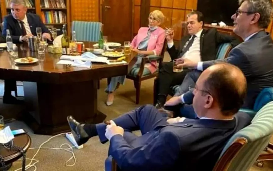 O nouă imagine cu Ludovic Orban circulă pe Facebook. Este a treia poză în care premierul a fost surprins cu țigara în mână într-o sală de ședințe. De data aceasta, la sediul PNL
