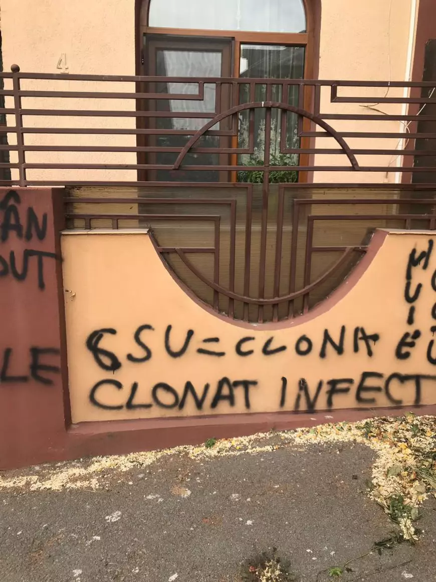 Casa lui Sorin Cârțu a fost vandalizată. Cine sunt suspecții