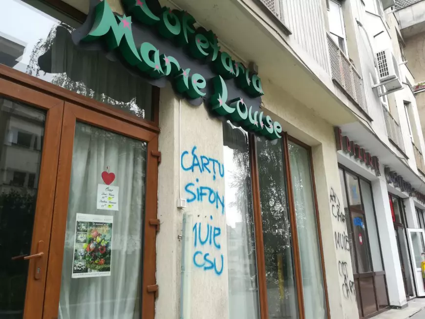 Ultrașii nu se opresc. Au vandalizat și cofetăriile lui Sorin Cârțu