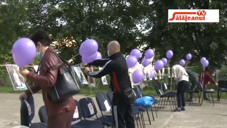Elevi care plâng lângă curtea şcolii unde n-au voie să intre, scaune goale şi poze prinse cu cleşti de rufe pe o sfoară. Cum au arătat ceremoniile de absolvire a liceului