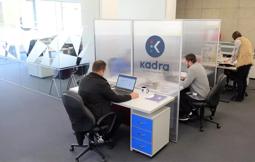 Împreună, dar separați cu panouri după starea de urgență. Cum arată ieșirea la terasă pe timp de pandemie