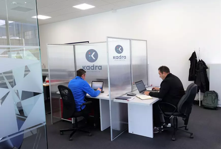 Împreună, dar separați cu panouri după starea de urgență. Cum arată ieșirea la terasă pe timp de pandemie