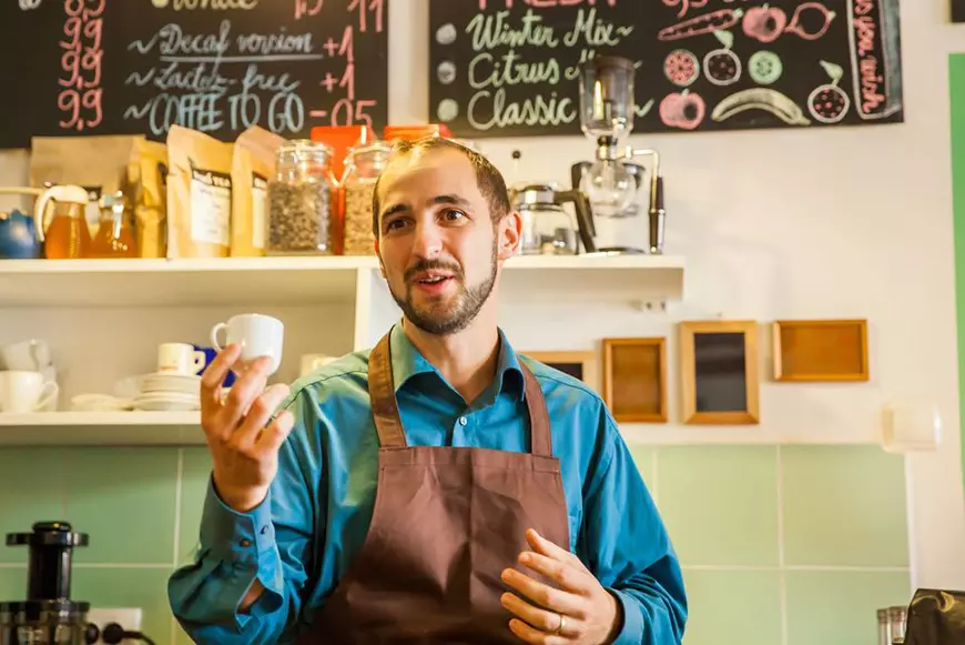 Un tânăr care a lăsat preoția și s-a făcut bucătar a lansat meniul antirisipă, adaptat vremurilor de criză