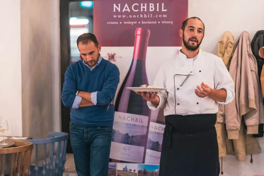 Un tânăr care a lăsat preoția și s-a făcut bucătar a lansat meniul antirisipă, adaptat vremurilor de criză