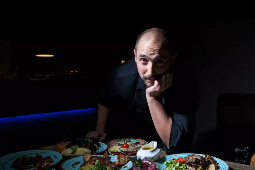 Un tânăr care a lăsat preoția și s-a făcut bucătar a lansat meniul antirisipă, adaptat vremurilor de criză