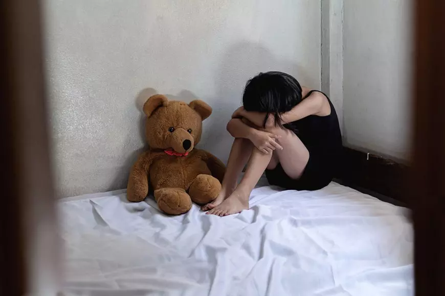Detalii șocante în cazul unui bărbat din Iași, trimis în judecată pentru pornografie infantilă. Una dintre victime a fost bătută și obligată să stea în genunchi timp de opt ore
