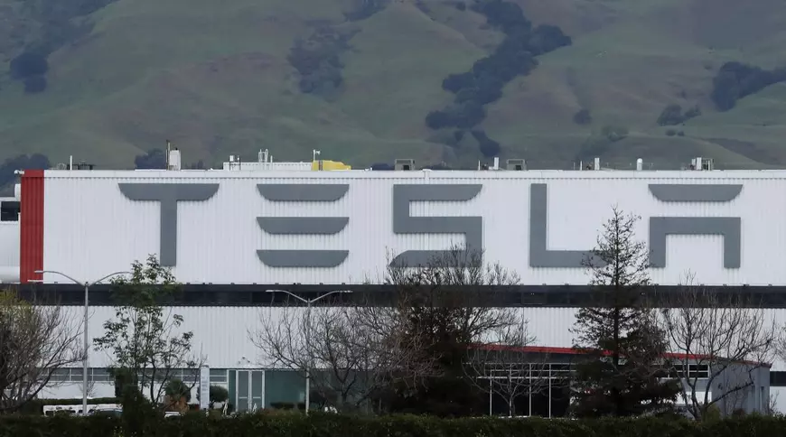 Elon Musk a reluat producția la fabrica Tesla din California, în ciuda restricțiilor: “Dacă cineva va fi arestat, cer ca acela să fiu eu”