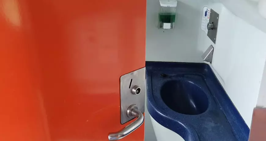 Cum explică CFR absența hârtiei igienice din unele trenuri: „Dispare imediat după plecarea trenului”