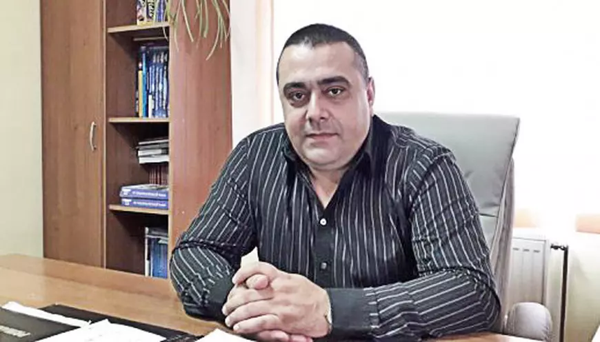 În inima localității Bălești, lângă Târgu Jiu, primăria a inventat o „zonă industrială” între case, ca să permită apariția unui depozit de deșeuri