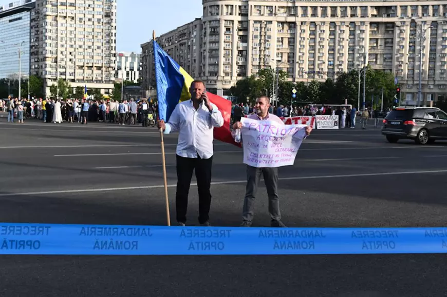 UPDATE | Viorel Cataramă a venit cu steagul în Piața Victoriei. A doua zi de proteste la Guvern, deși adunările publice sunt interzise