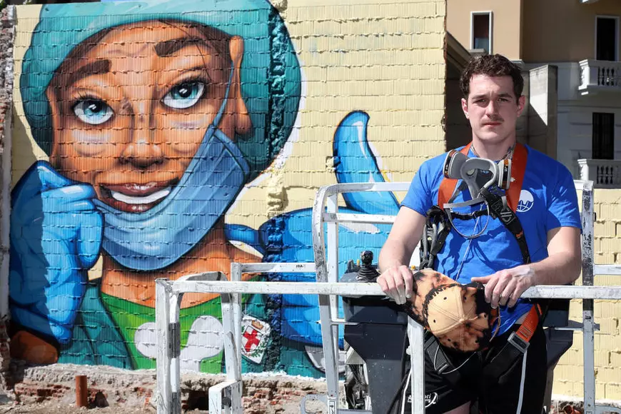 Un artist italian a realizat o frescă gigantică la Milano în onoarea personalului medical
