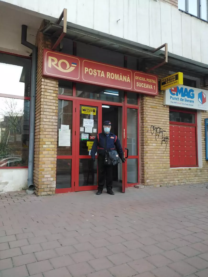 Poștașul care le-a alinat singurătatea bătrânilor din Suceava, în ziua ieșirii din carantină: “E ca o eliberare”