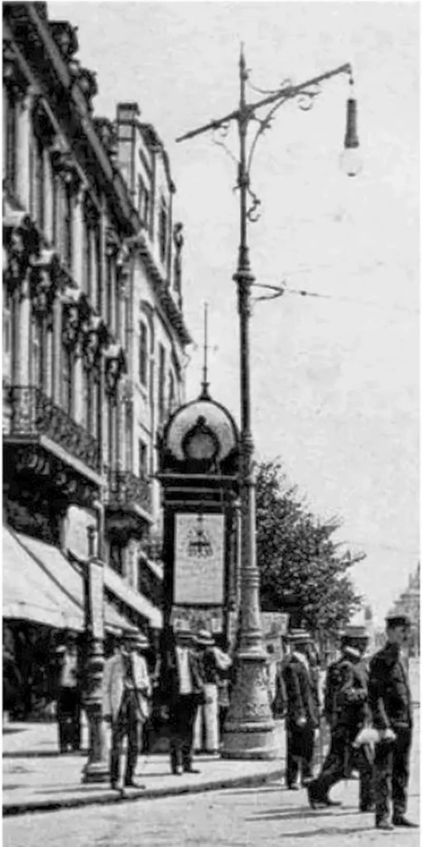 Istorie abandonată pe străzile din București. Stâlpi de iluminat de peste un secol, realizați de industriași francezi și germani