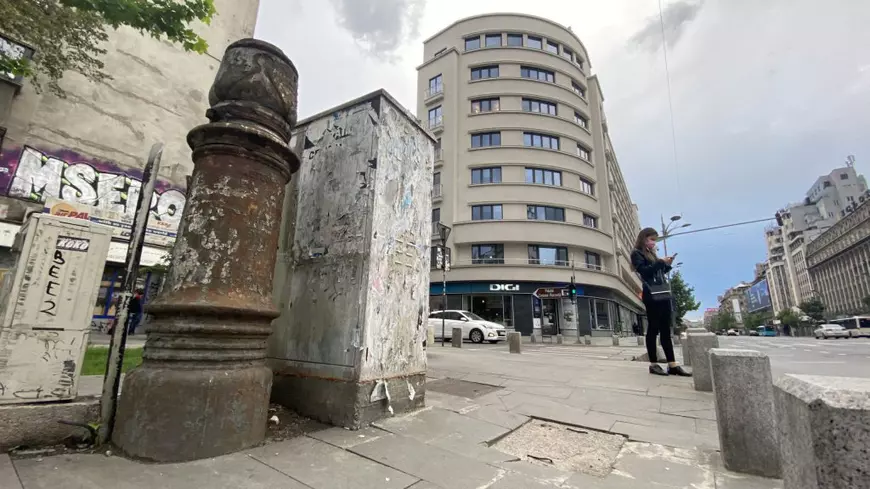 Istorie abandonată pe străzile din București. Stâlpi de iluminat de peste un secol, realizați de industriași francezi și germani