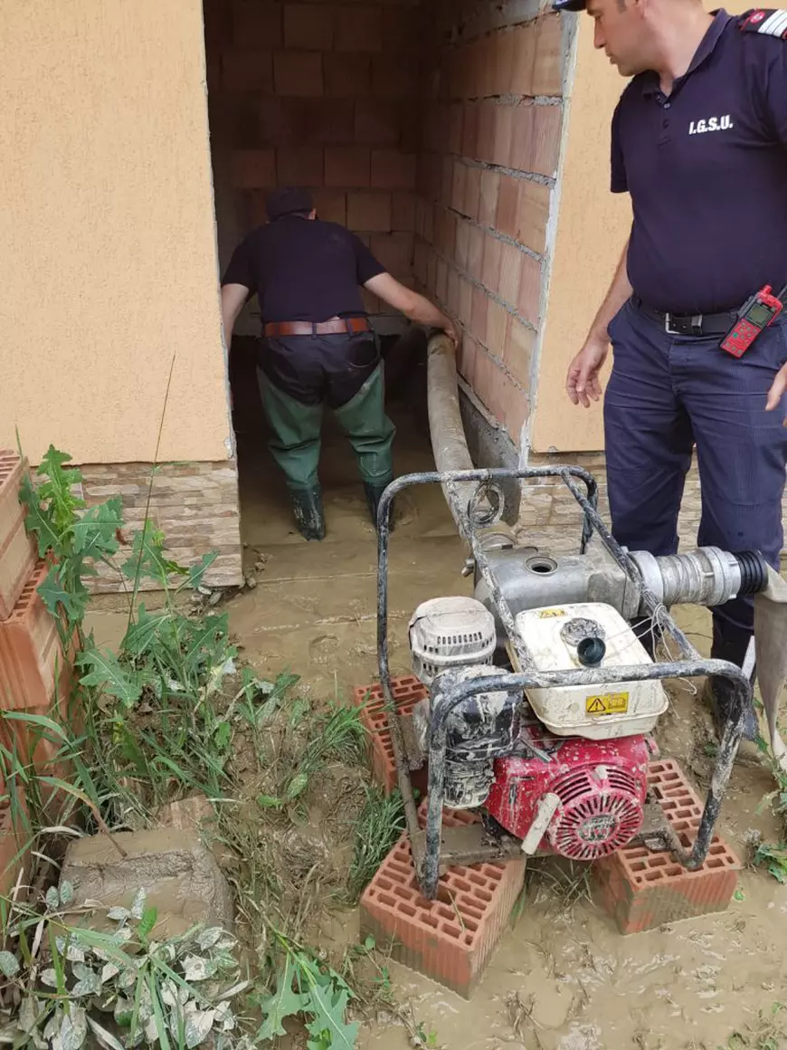 VIDEO | Județul Mureș, lovit de inundații. Pompierii au lucrat la foc continuu în ultimele 24 de ore. Două persoane, la un pas să fie luate de ape