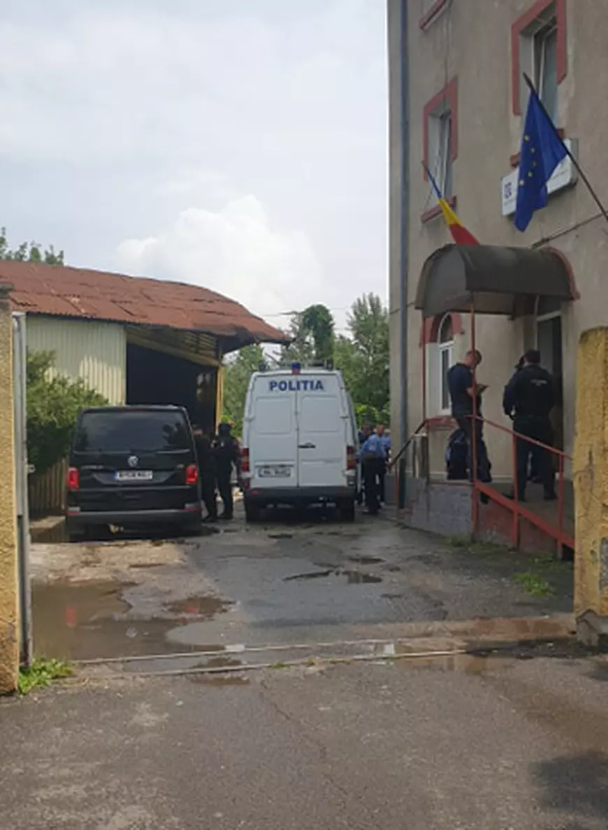 VIDEO | Militari, pompieri și angajați ai Aeroportului Otopeni, săltați și duși la audieri. Acuzați că furau produse de lux din avioane