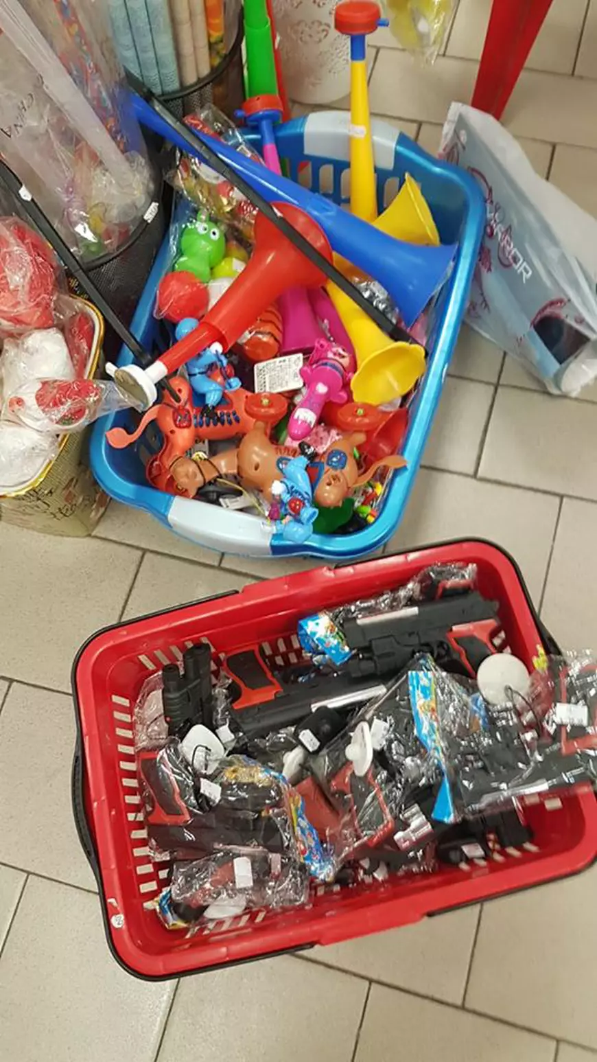 Dezastru în piețele din Slobozia. Carne stricată, mucegai și jucării periculoase, puse în vânzare. ANPC  a dat amenzi uriașe