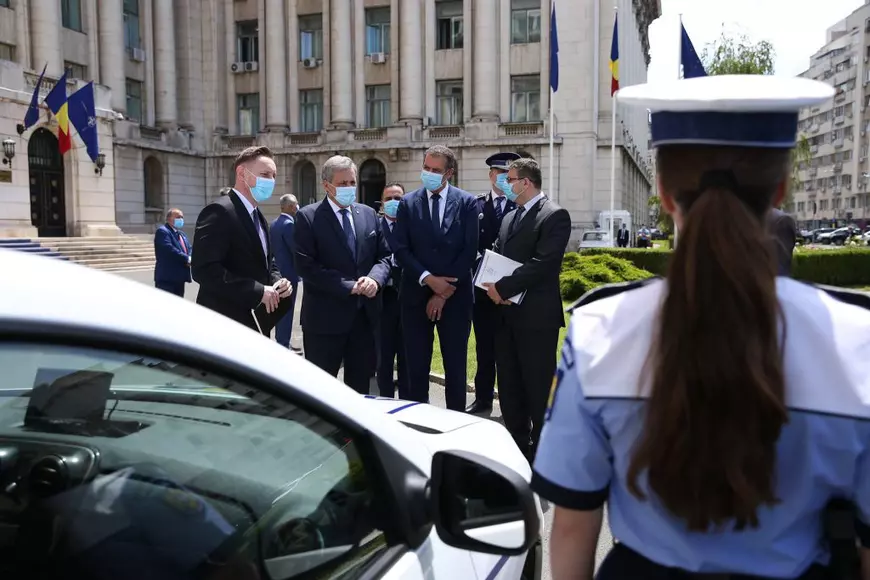 Marcel Vela a avut parte de o surpriză la ceremonia de semnare a contractului pentru achiziționarea de autospeciale. Ce cadou a primit ministrul
