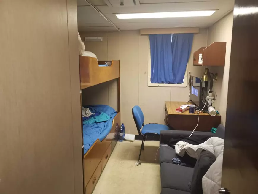 Părăsiţi pe vapor. Marinari români, blocaţi de pandemie în largul Africii: ”Fizic şi psihic suntem la pământ. MAE nu ne-a răspuns, suntem ai nimănui”