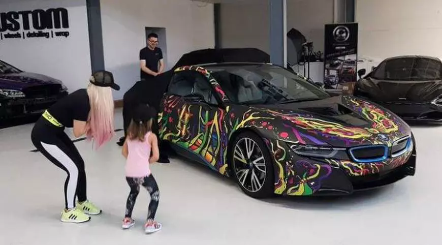 Anda Adam le-a arătat tuturor bolidul de lux pe care îl conduce. A scos din buzunar aproximativ 150.000 de euro și l-a personalizat după gustul ei