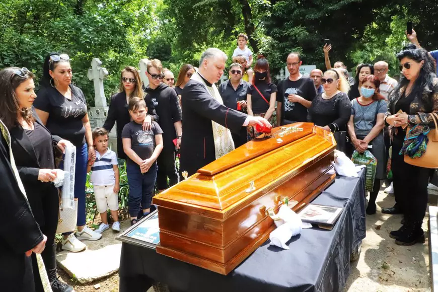 Costin Mărculescu a fost înmormântat astăzi. Zeci de persoane au fost prezente la funeralii