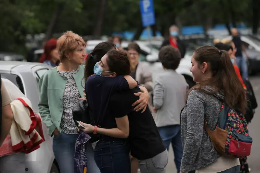 Evaluarea Națională | „Singurul lucru bun la pandemie a fost că ne-a dat mai mult timp să învățăm”. Emoții și tunele de dezinfectare la intrarea la examen