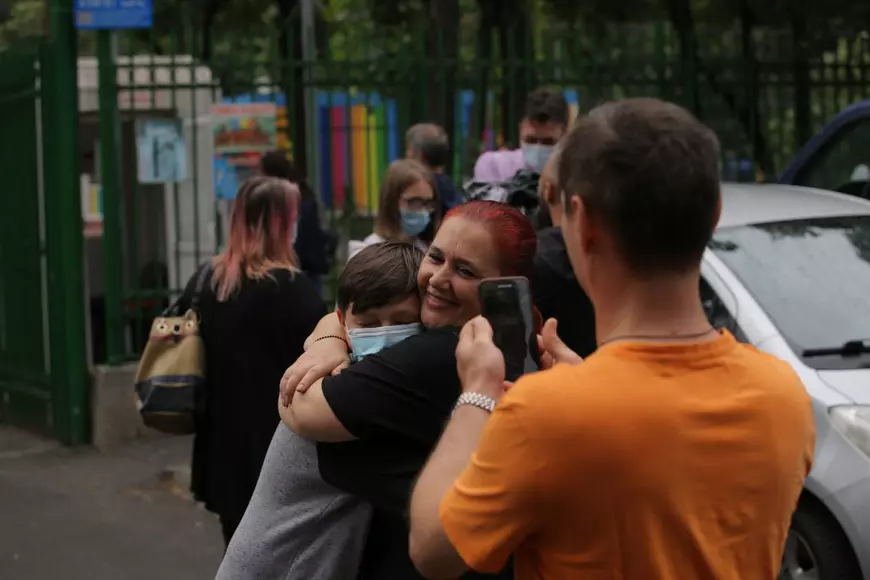 Când au ieșit de la examen, copiii și-au căutat părinții în mulțime