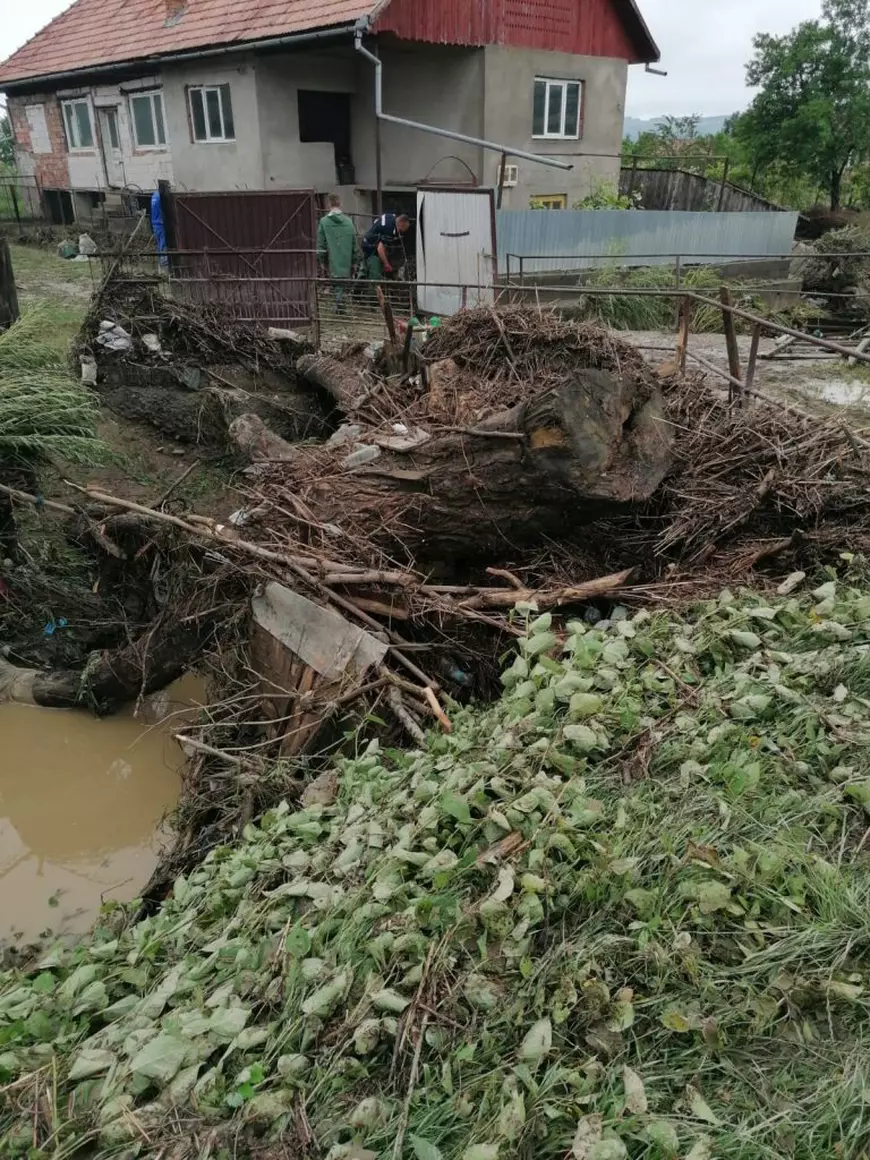 VIDEO | Județul Mureș, lovit de inundații. Pompierii au lucrat la foc continuu în ultimele 24 de ore. Două persoane, la un pas să fie luate de ape