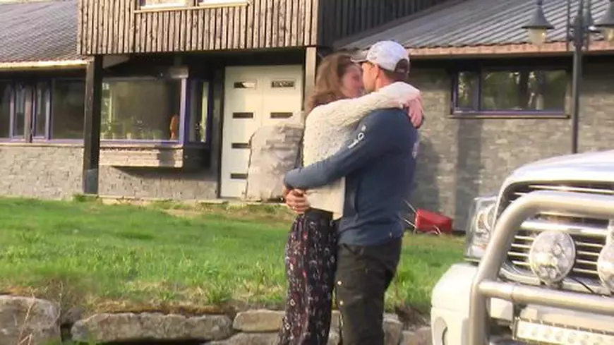 Norvegianul Thomas Waerner s-a întors acasă cu cei 24 de câini, cu un avion de epocă, după ce a stat blocat 3 luni în Alaska