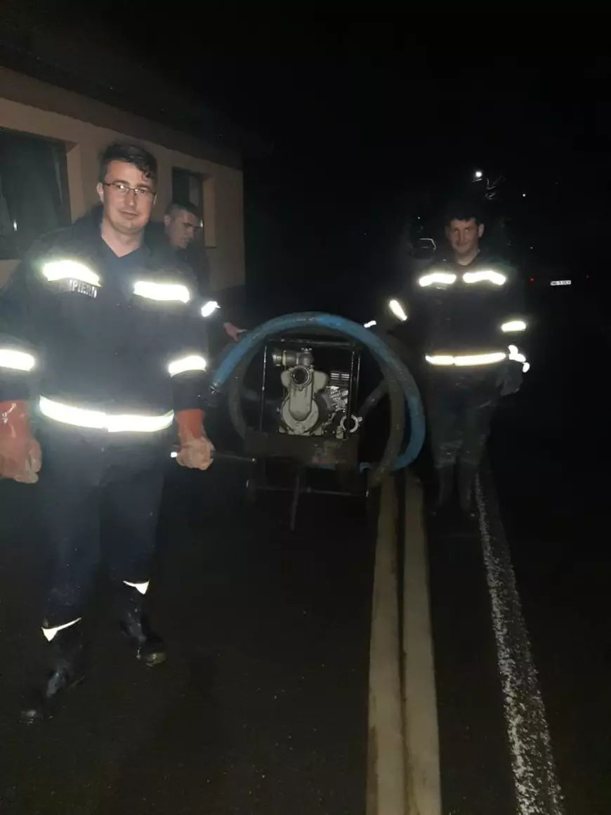 VIDEO | Județul Mureș, lovit de inundații. Pompierii au lucrat la foc continuu în ultimele 24 de ore. Două persoane, la un pas să fie luate de ape