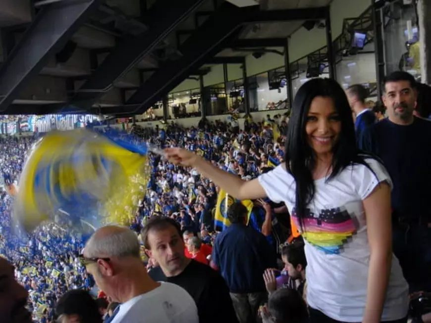 Corina Caragea a debutat pe micul ecran la “Surprize, Surprize”, ca balerină, dar s-a retras după 3 luni. “Andreea Marin m-a încurajat să urmez meseria de jurnalist”