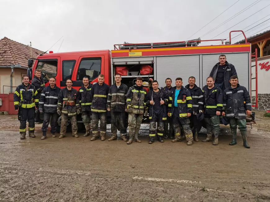 VIDEO | Județul Mureș, lovit de inundații. Pompierii au lucrat la foc continuu în ultimele 24 de ore. Două persoane, la un pas să fie luate de ape
