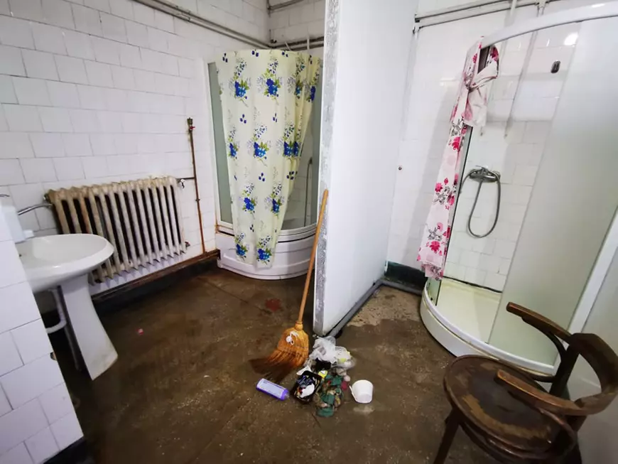 Un român întors din Austria, pus în carantină după ce a încălcat izolarea, denunță condițiile insalubre: “Aș putea pleca de aici cu orice altă boală”